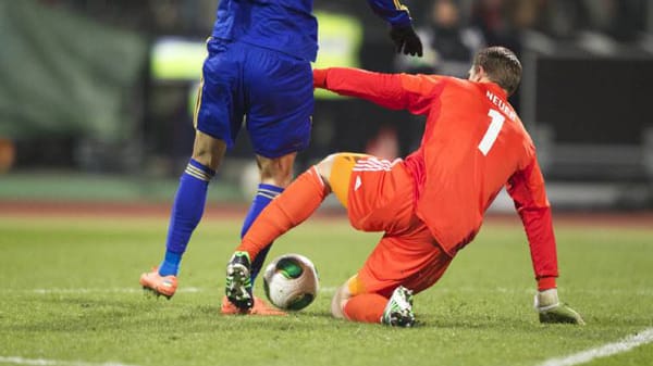 ...übersieht dabei aber Baurzhan Dzolchiev, der heraneilt und Neuer den Ball vom Fuß nimmt.