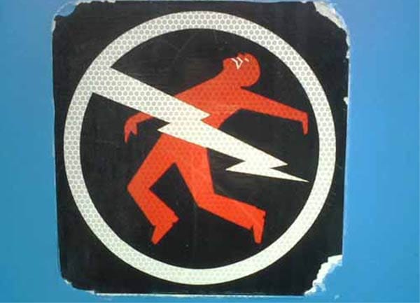 Achtung Strom! Dieses Hinweisschild zeigt eindrücklich die Gefahren einer Stromschlaggefahr.