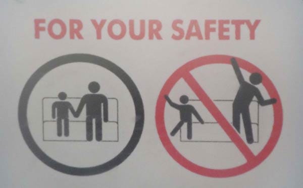Nicht tanzen! Für die eigene Sicherheit sollten Erwachsene und Kinder an ihrem Platz brav sitzen bleiben.