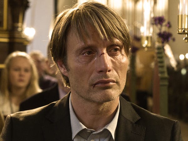 Mads Mikkelsen spielt den zu Unrecht beschuldigten Kindergärtner Lucas als schüchternen, aber auch selbstbewussten Mann, der nicht aufgibt und liefert eine seiner besten schauspielerischen Leistungen ab.