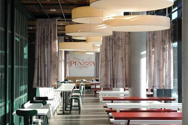Hohe Wände tragen zum Ambiente das Restaurants "Piazza" im "A-ja"-Resort Warnemünde bei.