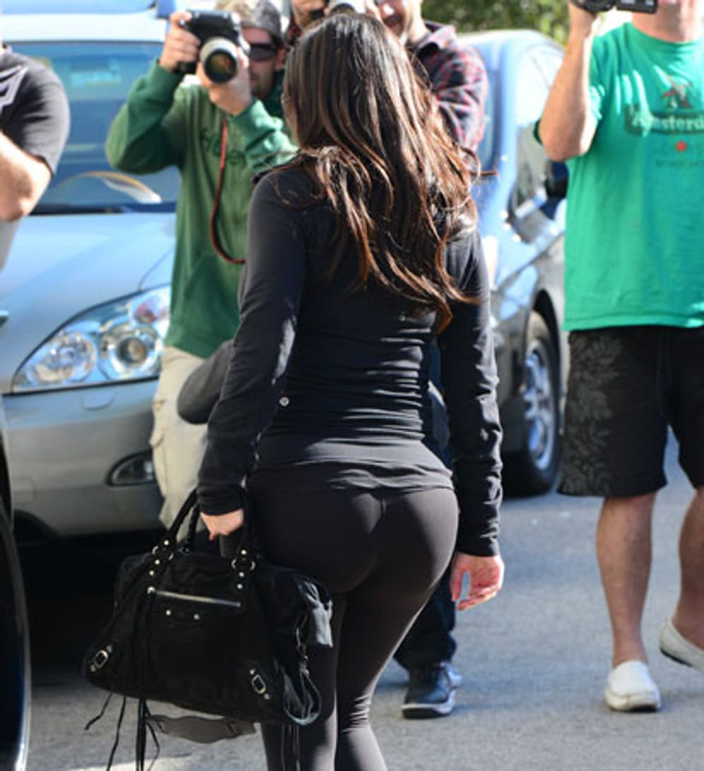 Kim Kardashian ist für ihren ausladenden Po bekannt. Diesen zeigt sie sehr gerne, in knallenge Leggings gepackt, den Fotografen.