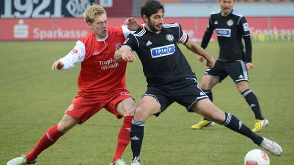 Der Cottbuser Schulz (li.) bedrängt Aalens Leandro.