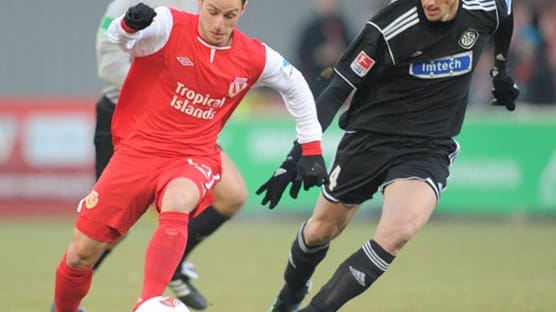Der Cottbuser Farina (li.) entwischt dem Aalener Barth.
