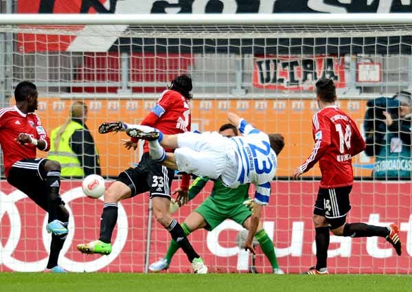Duisburgs Ranisav Jovanovic (Mitte) trifft zum 0:1 gegen den FC.