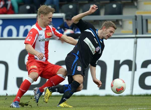 Heimspiel für Frankfurt: FSV-Spieler Alexander Huber (re.) behauptet den Ball vor dem für Union Berlin spielende Björn Jopek.