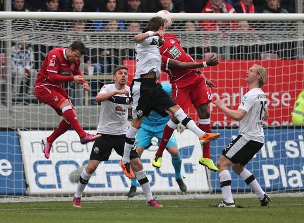 Der Lauterer Mohamadou Idrissou (2. v. re.) erzielt das 0:1 für Kaiserslautern vorbei an der Sandhausener Abwehr.