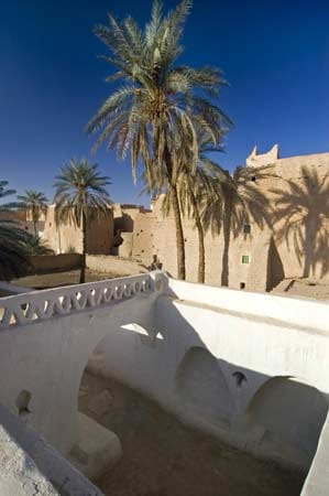 Dass Weiß die Strahlen der Sonne besonders gut reflektiert, wissen die Menschen nirgendwo so gut wie in Ghadames in Libyen. Die Oasenstadt im westlichen Teil des Wüstenstaats liegt etwa 600 Kilometer südwestlich von Tripolis in der Sahara - und sie strahlt in schönstem Weiß. Schon 1986 wurde der ummauerte Altstadtkern mit seinen Jahrhunderte alten Wohnhäusern, den teilweise überdachten Gassen und kühlen Palmgärten von der Unesco zum Weltkulturerbe ernannt.