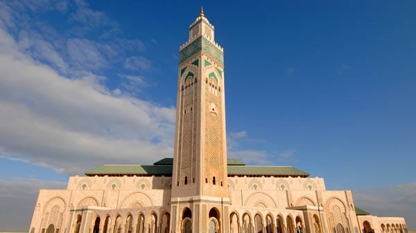 Hauptsehenswürdigkeit Casablancas ist die leuchtend weiße Hassan-II.-Moschee (Archivfoto): Sie ist die fünftgrößte Moschee der Welt und bietet Platz für 25.000 Gläubige.