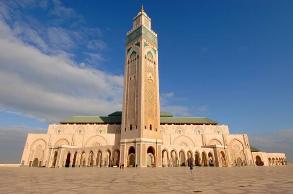Hauptsehenswürdigkeit Casablancas ist die leuchtend weiße Hassan-II.-Moschee (Archivfoto): Sie ist die fünftgrößte Moschee der Welt und bietet Platz für 25.000 Gläubige. Hauptsehenswürdigkeit Casablancas ist die leuchtend weiße Hassan-II.-Moschee (Archivfoto): Sie ist die fünftgrößte Moschee der Welt und bietet Platz für 25.000 Gläubige.
