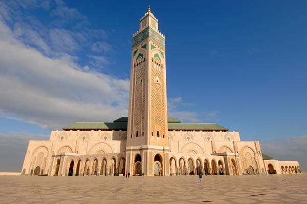 Hauptsehenswürdigkeit ist die leuchtend weiße Hassan-II.-Moschee. Sie ist die fünftgrößte Moschee der Welt und bietet Platz für 25.000 Gläubige, das Minarett ist mit 210 Metern das höchste der Erde. Casablanca erlangte durch den gleichnamigen Film mit Ingrid Bergman und Humphrey Bogart Berühmtheit - gedreht wurde allerdings in Hollywood.