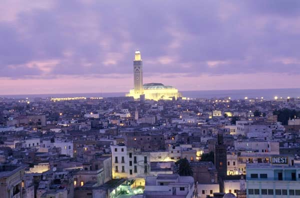 Schon der Name sagt es: Casablanca - was so viel wie "das weiße Haus" bedeutet - ist die weißeste Stadt Marokkos. Viele der Fassaden in der Altstadt der Millionenmetropole strahlen immer noch traditionell in Weiß. Das Wirrwarr aus Gässchen und Häuschen ist so verwinkelt, dass Autos sich nur schwer einen Weg bahnen können.