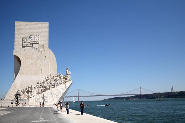 Am Tejo-Ufer erhebt sich ganz in weiß das Entdeckerdenkmal, das an Portugals großartige Zeit als Seefahrernation erinnert.