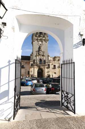 In der Altstadt fallen neben den quaderförmigen, weißen Häuern die vielen Rundbogen auf, die die Gebäude verbinden: Sie sind ein Relikt aus der Zeit der Mauren. Zentrum der Stadt ist die Plaza del Cabildo mit dem Rathaus, dem Parador und der Kirche Santa Maria de la Asuncíon.