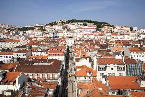 Stadt des Lichts: So nennen die Einheimischen ihr Lissabon. Zu Recht, denn nicht nur die Fassaden im Altstadtviertel Alfama unterhalb des Castelo de São Jorge sind weiß getüncht. An vielen Häuserwänden und in vielen Kaffeehäusern leuchten weiße und hellblau bemalte Wandkacheln, so genannte Azulejos.