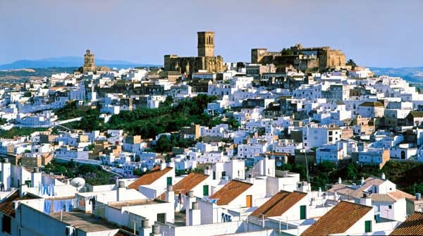 Stolz erhebt sich Arcos de la Frontera in der spanischen Provinz Cádiz über das Umland. Die Altstadt, die fast 200 Meter hoch auf einem Felsen oberhalb des Flusses Guadalete thront, ist der Hauptort der berühmten weißen Dörfer. Arcos wurde bereits von den Iberern gegründet und war in römischer Zeit als Arco Briga bekannt.