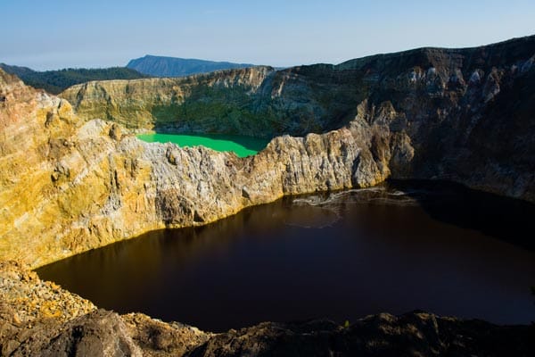 Die drei Kraterseen des Kelimutu, einem Vulkan Indonesiens, wechseln innerhalb mehrerer Jahre ihre Farben.