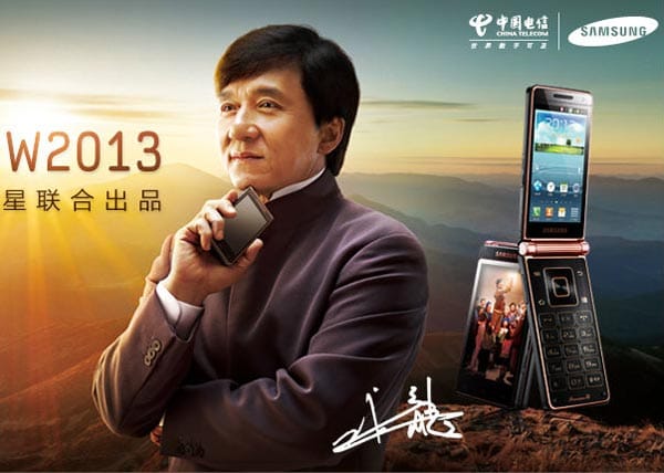 Samsung baut Luxus-Handys? Ja, zumindest in China! Dort wurde für die gehobene Oberschicht extra das "W2013" mit aufklappbarem 3,7-Zoll-Display, 1,4 GHz-Prozessor und 8-Megapixel-Kamera entworfen, das von Jackie Chan höchstpersönlich beworben wird. Preis: umgerechnet etwa 2300 Euro.