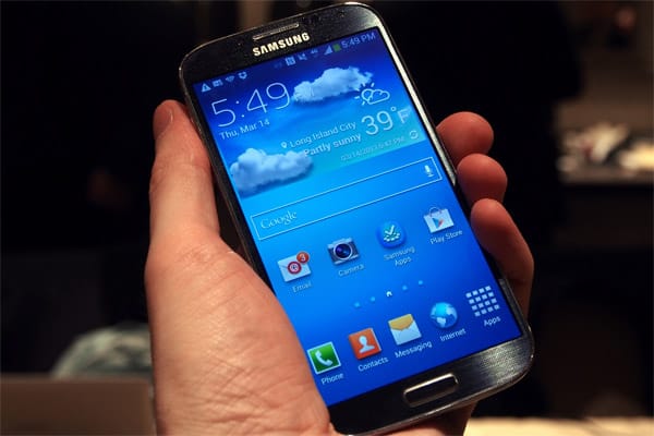 Wenn ein Smartphone dem "iPhone 5" Konkurrenz machen kann, dann ist es derzeit wohl das Samsung "Galaxy S4". Beste Technik und ein großes 5-Zoll-Display zu einem Preis ab 649 Euro. Beim Veredler Amosu Couture gibt's das "Galaxy S3" auch mit Swarovski-Steinen bespickt für umgerechnet 2400 Euro.