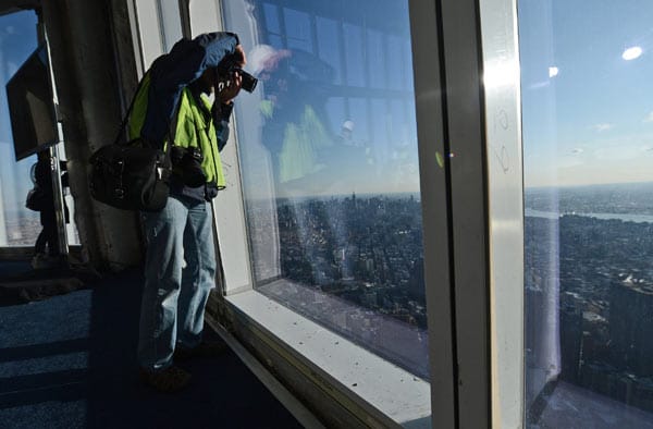 Diese luftige Perspektive können Besucher einnehmen, die mit dem Fahrtsuhl bis ins 100. Stockwerk fahren und die Aussichtsplattform des "One World Trade Centers" (1 WTC) erklimmen.