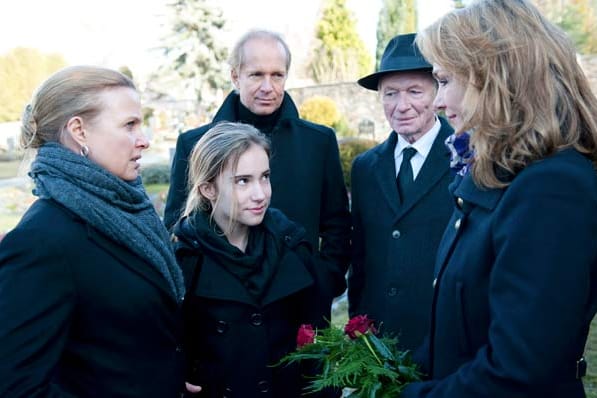 So sind die früheren "Guldenburg"-Stars Katharina Böhm (li.) und Jochen Horst (3. v. li.) im ARD-Thriller "Am Ende der Lüge" (3. April, 20.15 Uhr) zu sehen.