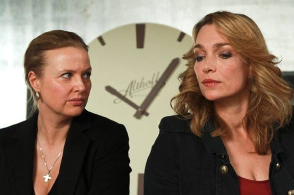 Katharina Böhm (li.) im ARD-Thriller "Am Ende der Lüge" mit ihrer Film-Schwester Mia (Aglaia Szyszkowitz).