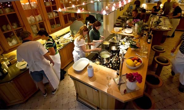 Kochen ist in. Die Kochshows mit prominenten Vertretern ihrer Zunft wie Tim Mälzer und Alfons Schuhbeck sind Publikumshits. Und auch im Urlaub finden immer mehr Genießer Gefallen daran, sich von populären Sterneköchen Tipps und Tricks für die heimische Küche abzuschauen.