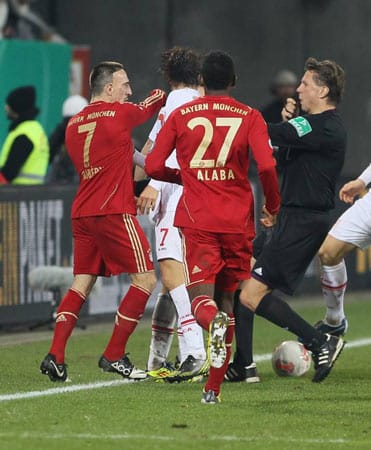 Im Achtelfinale des DFB-Pokals 2012/2013 lässt sich Franck Ribéry in der 47. Minute zu einer Tätlichkeit gegen den Augsburger Ja-Cheol Koo hinreißen. Die Partie gewinnen die Bayern zwar mit 2:0, Ribéry allerdings fehlt damit rotgesperrt im Viertelfinale gegen Borussia Dortmund (1:0) und im noch ausstehenden Halbfinale gegen den VfL Wolfsburg.
