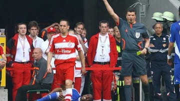 In der Saison 2008/2009 geht es fünf Spieltage vor dem Ende gegen den FC Schalke 04. Bereits mit Gelb vorbelastet kommt Franck Ribéry im Zweikampf gegen Jefferson Farfan zu spät und trifft den Peruaner an der Wade. Der Franzose sieht in der 76. Minute die Ampelkarte und fehlt somit im Meisterschaftsendspurt für ein Spiel. Ribéry kann letztlich froh sein, dass er für seine Aktion nicht glatt Rot bekommt.