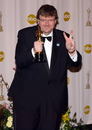 "Millionen 'Daumen Hoch' für dich. Ruhe in Frieden", schrieb Oscar-Preisträger Michael Moore auf Twitter.