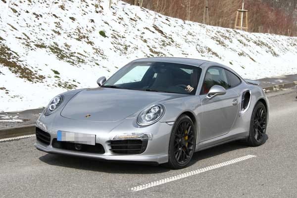 Durch die größeren Lufteinläse ist der neue Porsche 911 Turbo gut von den schwächeren Modellen zu unterscheiden.