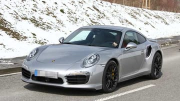 Durch die größeren Lufteinläse ist der neue Porsche 911 Turbo gut von den schwächeren Modellen zu unterscheiden.