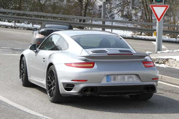 Ein fest stehender Flügel sowie vier dicke Auspuffrohre sind am Heck des Porsche 991 Turbo Erlkönig zu sehen.