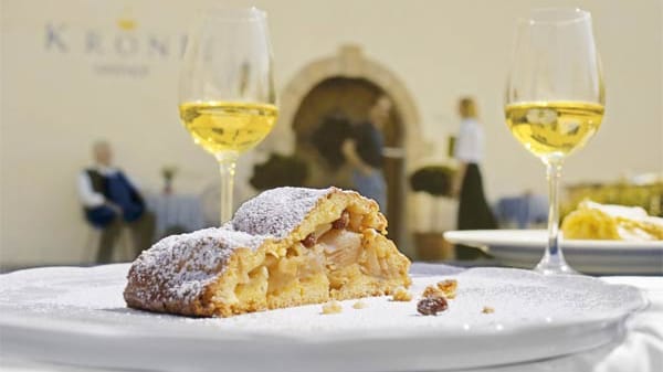 Südtirol vereint verschiedene kulinarische Traditionen: Zu einem guten Glas Wein schmeckt auch ein Stück Apfelstrudel.