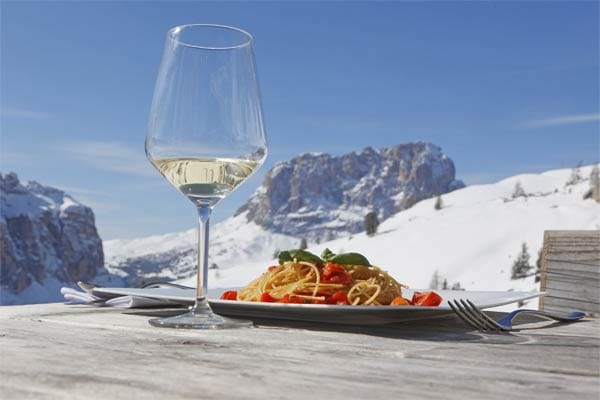 Auch zur Pasta passt der Wein - in Südtirol kommen Genießer auf ihre Kosten.
