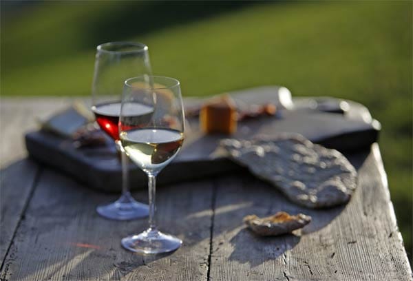 Kleine Mahlzeit zwischendurch: Zu Speck, Käse und Schüttelbrot passt ein Glas Südtiroler Rot- oder Weißwein.