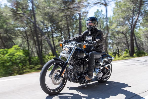 Mit der neuen "FXSB Breakout" erweitert Harley-Davidson sein Modellprogramm in der Chopper-Baureihe "Softtail". Ab 20.895 Euro geht der Spaß los.