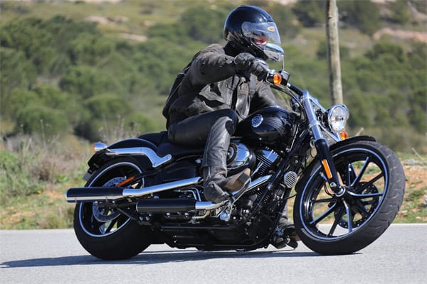 In Kurven setzt die Harley-Davidson "Breakout" recht früh mit den Fußrasten auf, doch das über 300 Kilogramm schwere Bike lässt sich munter durch langgezogene Kurven treiben.