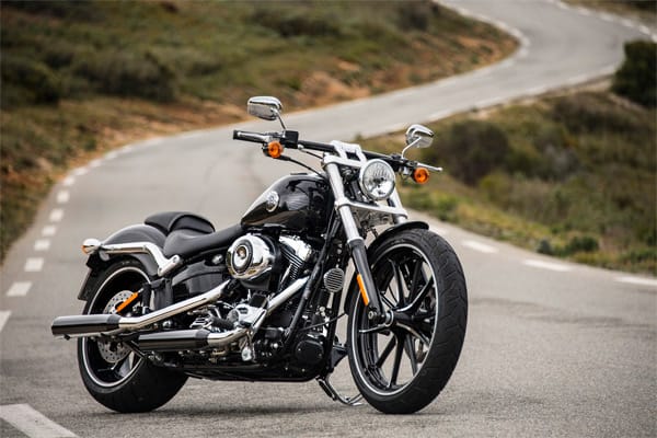 Schwarz glänzende Details und reichlich Chrom zieren die neue Harley-Davidson "Breakout".