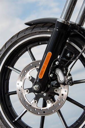 Für volle Verzögerung der 292 Millimeter großen vorderen Scheibenbremse braucht die Harley-Davidson "Breakout" eine kräftig zupackende Hand, ABS ist serienmäßig an Bord.
