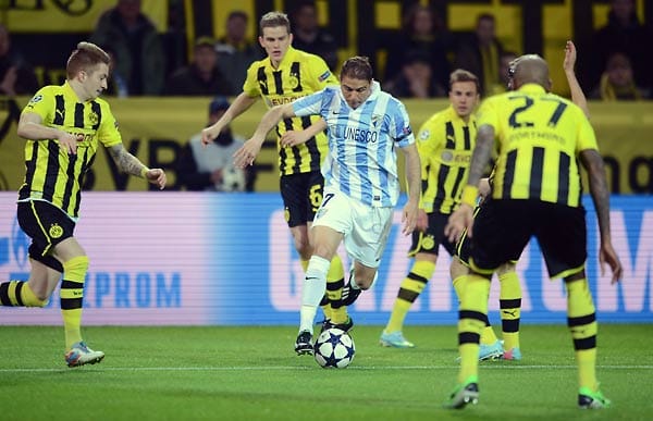 Zu Beginn des Spiels dominieren Mittelfeldduelle das Spiel. In dieser Szene nimmt es Joaquin gleich mit mehreren Dortmundern auf.
