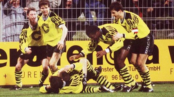 Es ist nicht das erste Mal, dass Dortmund ein solches Comeback schafft: Im UEFA-Cup-Achtelfinale 1994 trifft der BVB auf La Coruna, verliert das Hinspiel aber 0:1. Das Rückspiel endet nach 90 Minuten 1:0 für die Borussia, es geht in die Verlängerung. Die Spanier erzielen den Ausgleich. Doch Karl-Heinz Riedle in der 116. Minute und der damals erst 18-jährige Lars Ricken in der 119. Minute lassen die Schwarz-Gelben jubeln.