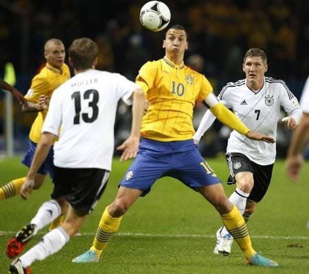 Ein Blick in die jüngere Vergangenheit: Die deutsche Nationalmannschaft empfängt im Oktober 2012 in Berlin Schweden zur WM-Qualifikation. Das Team von Joachim Löw ergötzt sich am eigenen Spiel, führt Schweden vor und erzielt vier Tore, eines schöner als das andere. Doch was dann passiert, ist bis heute unerklärt: Schweden ballert sich dank Zlatan Ibrahimovic zurück ins Spiel, gleicht zum 4:4 aus und hätte das Spiel sogar fast noch gewonnen.