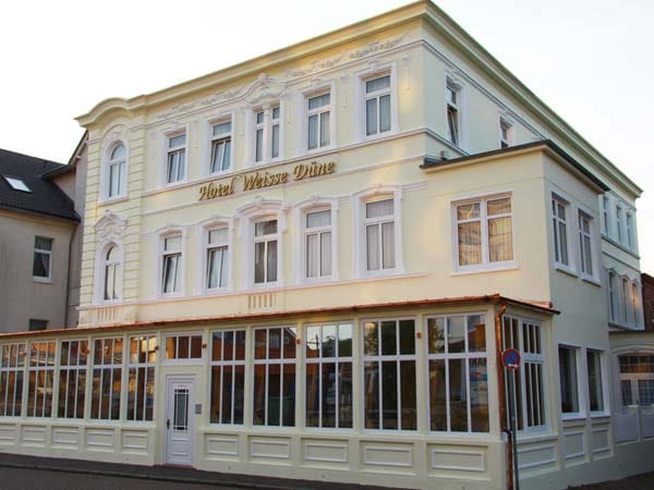 "Hotel Weisse Düne" *** auf der Insel Borkum: Die traditionsreiche Jugendstilvilla ist nur wenige Schritte vom Badestrand entfernt und liebevoll eingerichtet.