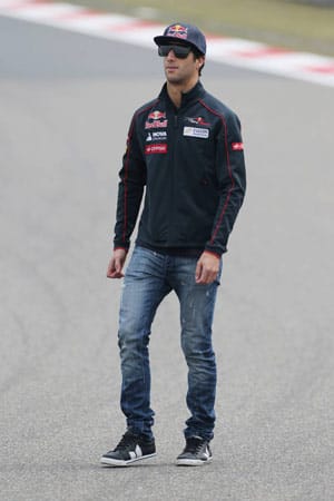 Daniel Ricciardo macht dies ebenfalls. Man beachte die modisch schicke Brille!