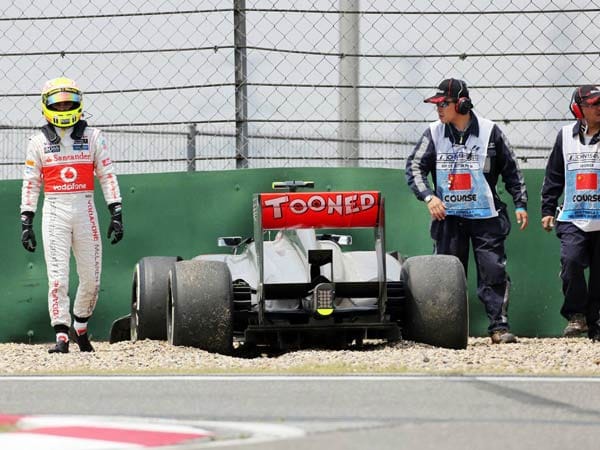 McLaren-Pilot Sergio Perez hat seine offenbar zu sparsam eingesetzt und krachte in Training eins in die Reifenstapel.