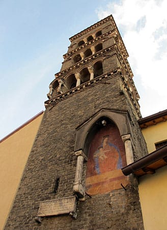 Schon von weitem zu sehen: Der Glockenturm San Rocco aus dem Jahr 1305 in der Altstadt von Frascati. Schon von weitem zu sehen: Der Glockenturm San Rocco aus dem Jahr 1305 in der Altstadt von Frascati.