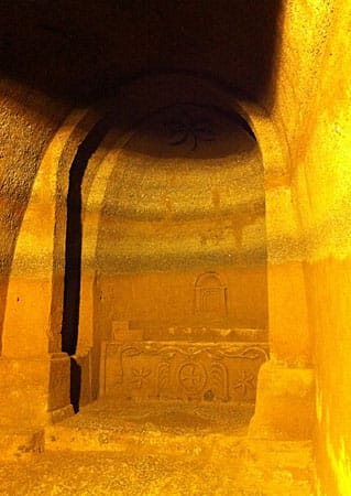 Spuren der Geschichte: Im Weinkeller von Antonio Pulcini gibt es einen Mithrasaltar zu besichtigen. Die schwarzen Lavaschichten im Tuffstein zeugen außerdem von den Vulkanausbrüchen der Vergangenheit. Spuren der Geschichte: Im Weinkeller von Antonio Pulcini gibt es einen Mithrasaltar zu besichtigen. Die schwarzen Lavaschichten im Tuffstein zeugen außerdem von den Vulkanausbrüchen der Vergangenheit.