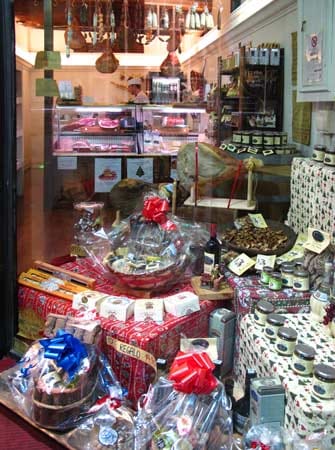 Lukullische Genüsse: Am Marktplatz von Frascati reiht sich ein Delikatessengeschäft an das nächste. Lukullische Genüsse: Am Marktplatz von Frascati reiht sich ein Delikatessengeschäft an das nächste.