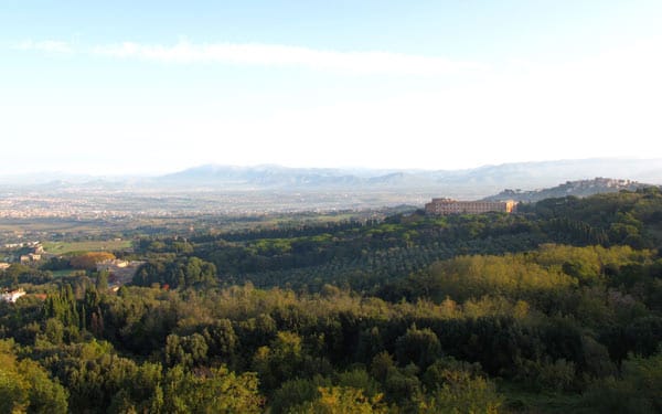 Blick auf die grünen Albaner Berge: Nicht weit von Frascati liegt die päpstliche Sommerresidenz Castel Gandolfo. Blick auf die grünen Albaner Berge: Nicht weit von Frascati liegt die päpstliche Sommerresidenz Castel Gandolfo.
